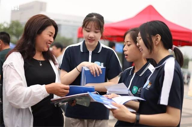 中職招生咨詢會(huì)現(xiàn)場火爆 升學(xué)就業(yè)雙軌并行，職業(yè)教育前景廣闊